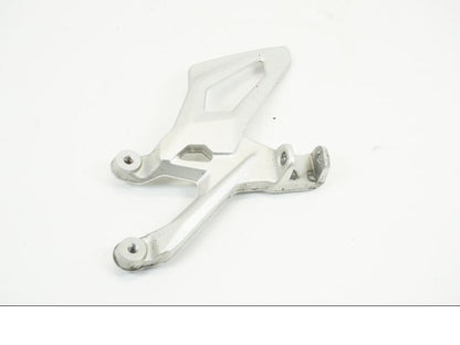 Baksidan på Fotpinnefäste från en BMW S 1000 R -2017 motorcykel.