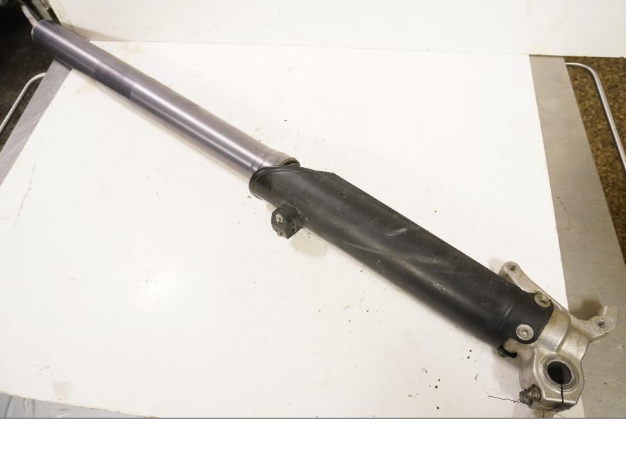 Framsidan på Gaffelben från en KTM 625 SXC -2004 motorcykel.