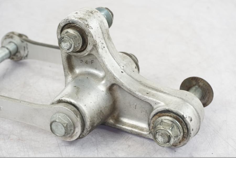 Vänster sida på Stötdämparlänkage från en Suzuki GSX 1300 RX -1999 motorcykel.