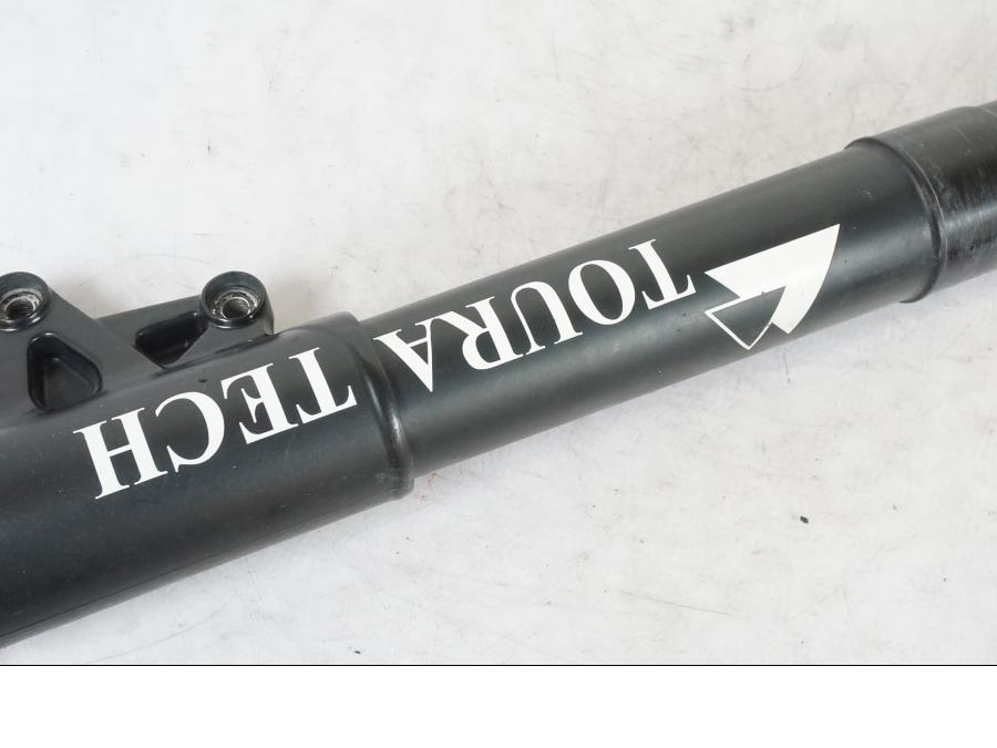 Vänster sida på Gaffelben från en BMW R 1200 GSA -2012 motorcykel.