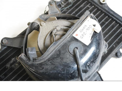 Snett nerifrån på Vattenkyl från en Kawasaki GPZ 900 -1990 motorcykel.