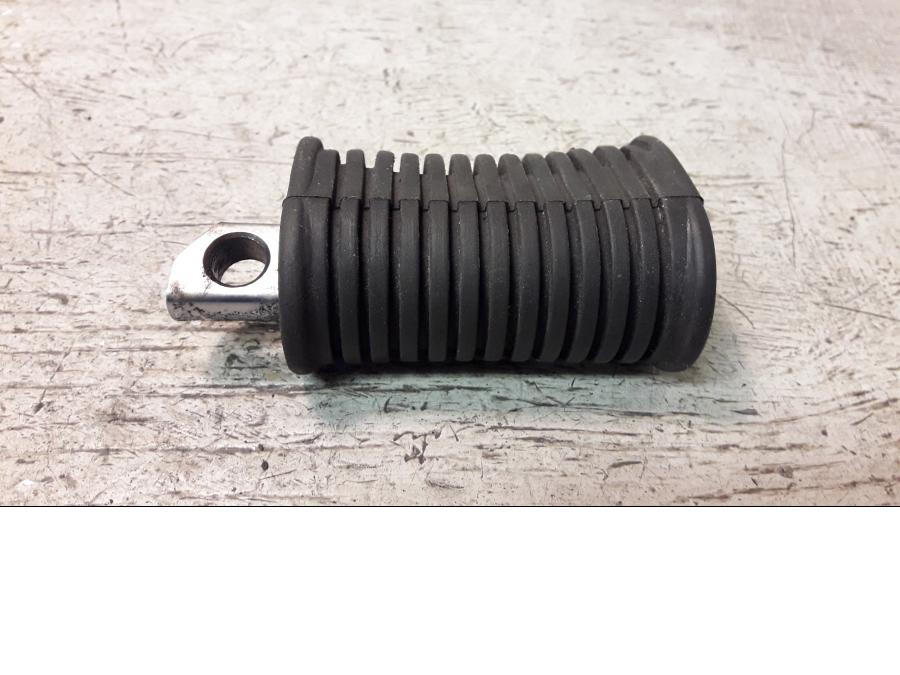 Framsidan på Fotpinne från en Suzuki LS 650 -2002 motorcykel.