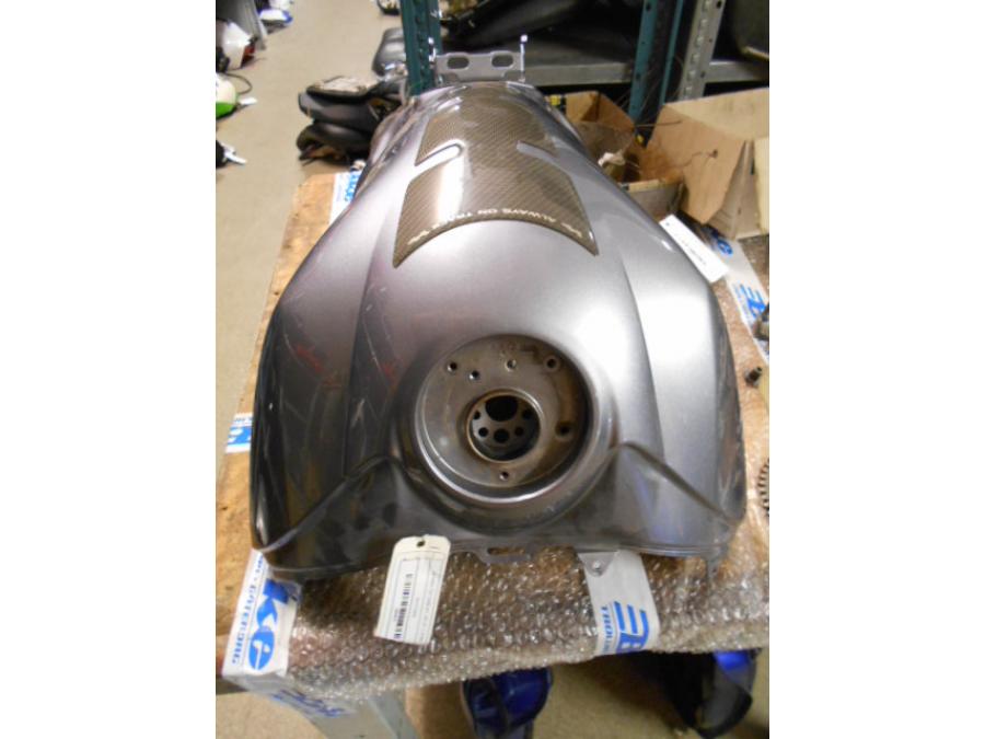 Vänster sida på Bensintank från en Yamaha YZF 1000 R1 -2005 motorcykel.
