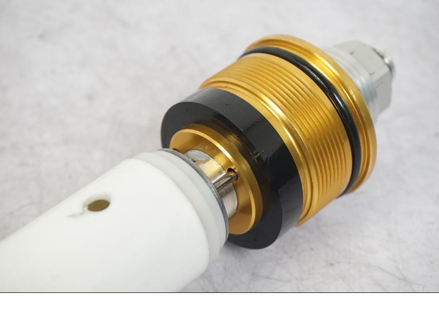 Snett nerifrån på Gaffelbensdelar från en Kawasaki ZX-6R -2006 motorcykel.