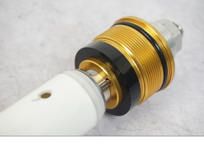 Snett nerifrån på Gaffelbensdelar från en Kawasaki ZX-6R -2006 motorcykel.