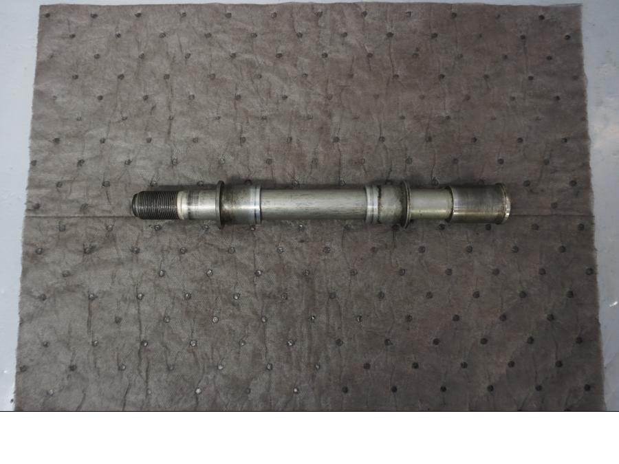 Framsidan på Axel från en Kawasaki VN 1500 Mean Streak -2003 motorcykel.