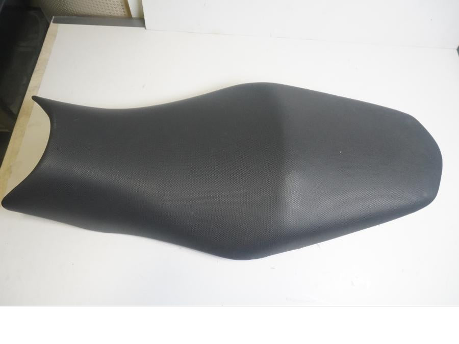 Baksidan på <p>Sadel från Kawasaki ER-6N ABS 2011.</p>

<p>3st hål i underkanten på klädseln.</p> motorcykel.