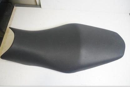 Baksidan på <p>Sadel från Kawasaki ER-6N ABS 2011.</p>

<p>3st hål i underkanten på klädseln.</p> motorcykel.