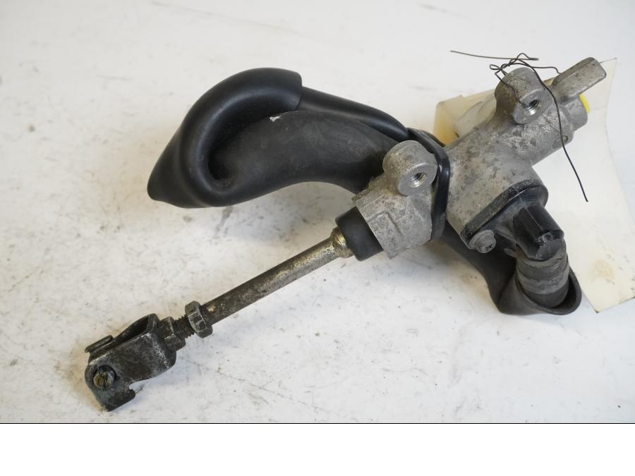 Framsidan på Bromshuvudcylinder från en Honda XL 650 V -2000 motorcykel.