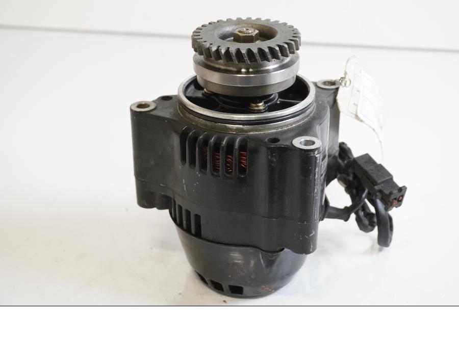 Framsidan på Generator från en Suzuki GSX-R 750 -1985 motorcykel.