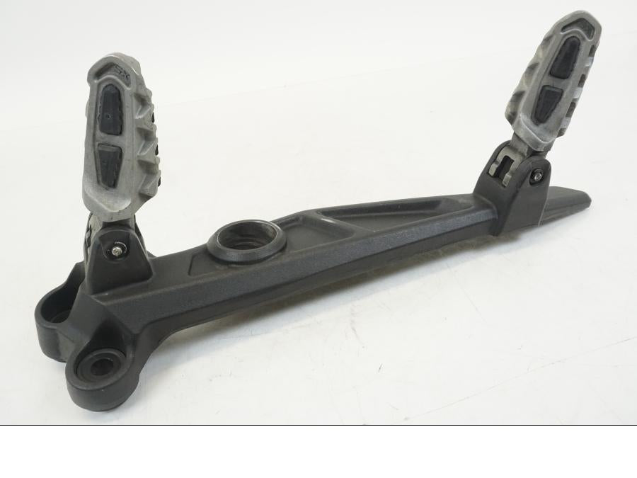 Extrabild2 på Fotpinnefäste från en Ducati Hyperstrada -2013 motorcykel.