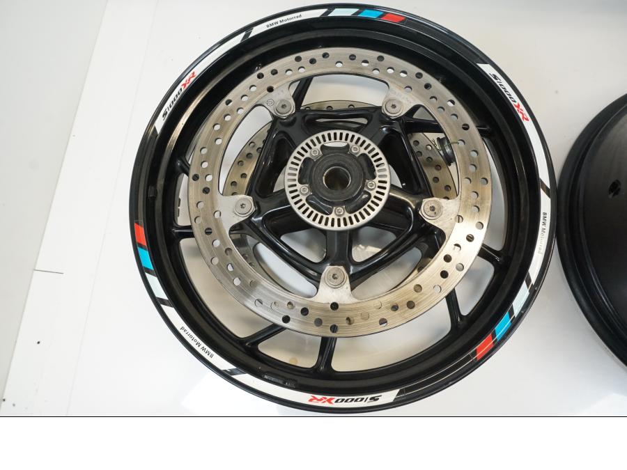 Snett uppifrån på Hjulpaket från en BMW S 1000 XR -2019 motorcykel.