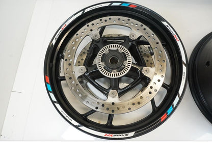 Snett uppifrån på Hjulpaket från en BMW S 1000 XR -2019 motorcykel.