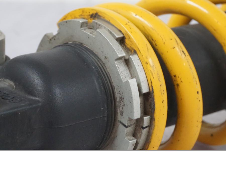 Snett nerifrån på Stötdämpare från en Suzuki GSX-R 750 -2006 motorcykel.