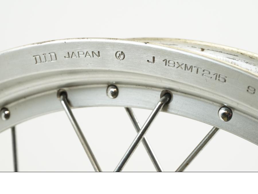 Snett nerifrån på Fälg från en Yamaha XV 750 -1998 motorcykel.