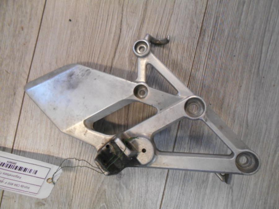 Framsidan på Fotpinnefäste från en Honda CBR 600 -1998 motorcykel.