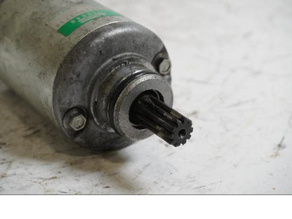 Baksidan på Startmotor från en Triumph Daytona 675 -2006 motorcykel.