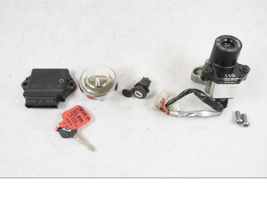 Framsidan på Låssats från en Yamaha XVS 1100 -2004 motorcykel.