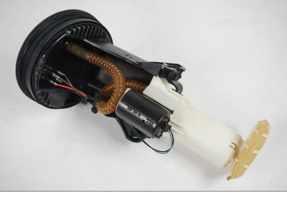 Framsidan på Bensinpump insprut från en BMW F 650 CS -2002 motorcykel.