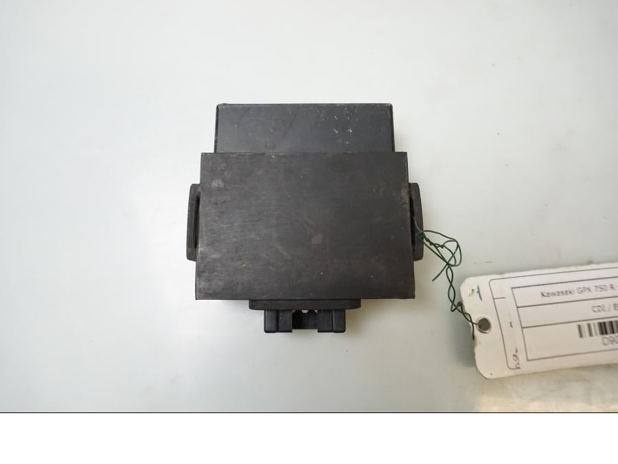 Baksidan på CDI / ECU från en Kawasaki GPX 750 R -1987 motorcykel.