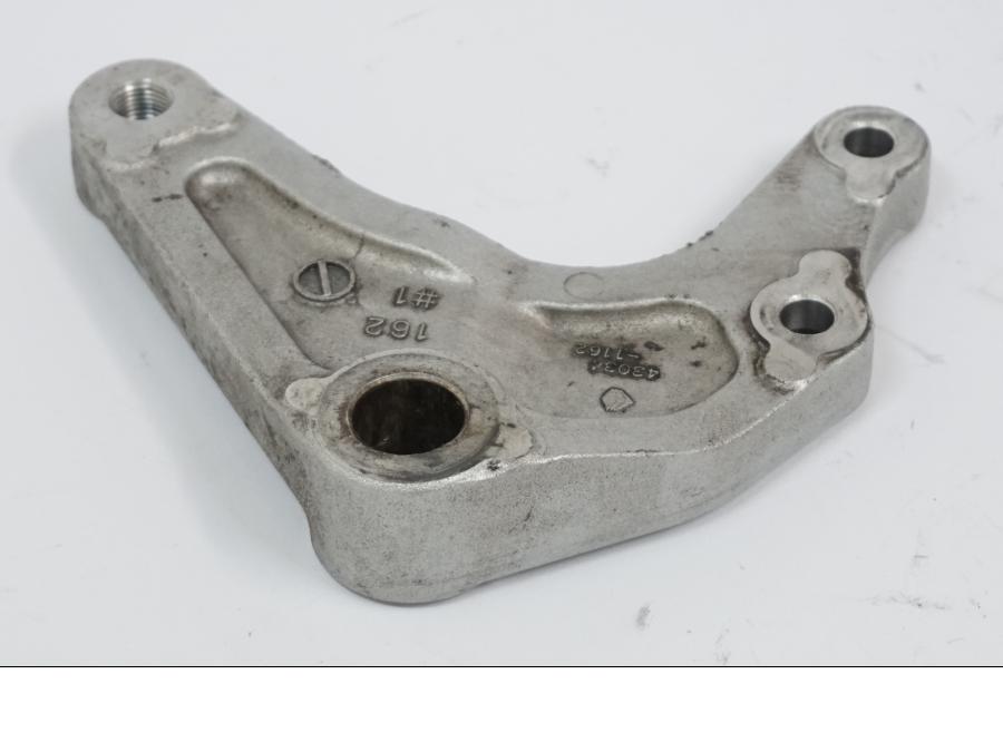 Snett nerifrån på Bromsoksfäste från en Kawasaki VN 1500 -2002 motorcykel.