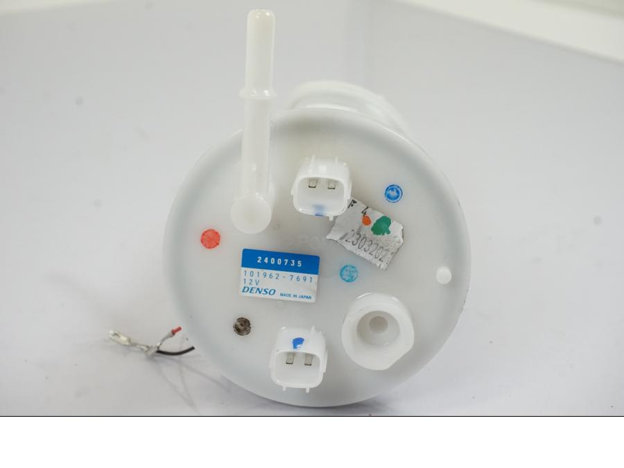 Snett nerifrån på Bensinpump insprut från en Triumph Trident -2021 motorcykel.