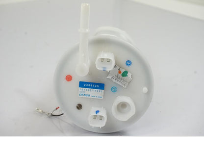 Snett nerifrån på Bensinpump insprut från en Triumph Trident -2021 motorcykel.