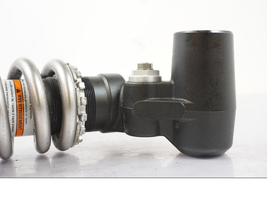 Snett uppifrån på Stötdämpare från en Kawasaki ZX-6R -2011 motorcykel.