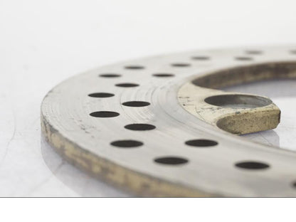 Snett nerifrån på Bromsskiva från en Kawasaki ZX-12R -2000 motorcykel.