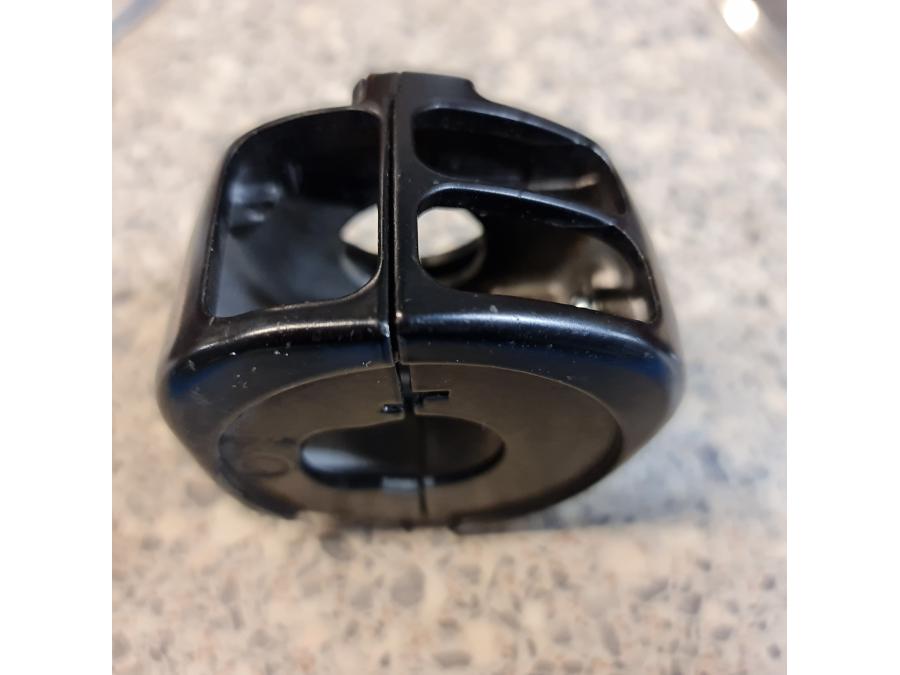 Snett uppifrån på Styrelreglage från en H-D Harley diverse -2000 motorcykel.