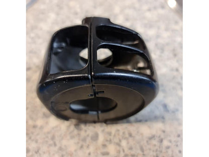 Snett uppifrån på Styrelreglage från en H-D Harley diverse -2000 motorcykel.