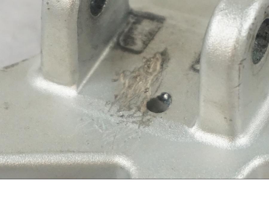 Höger sida på Fotpinnefäste från en BMW R 1200 R -2007 motorcykel.