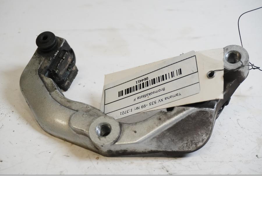 Framsidan på Bromsoksfäste från en Yamaha XV 535 -1999 motorcykel.