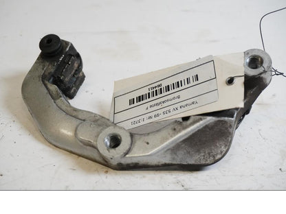 Framsidan på Bromsoksfäste från en Yamaha XV 535 -1999 motorcykel.