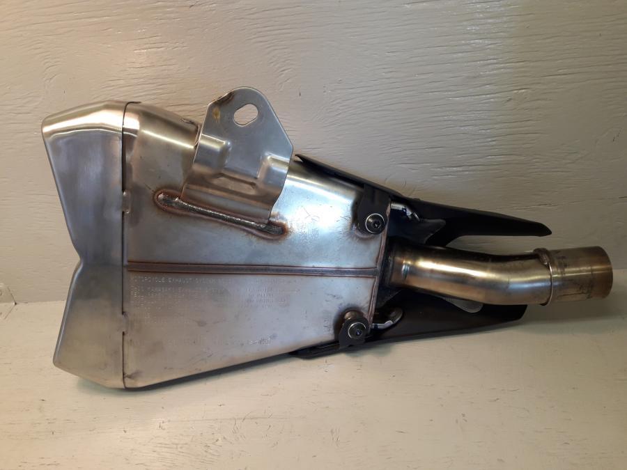 Baksidan på Ljuddämpare från en Kawasaki Z 1000 -2019 motorcykel.