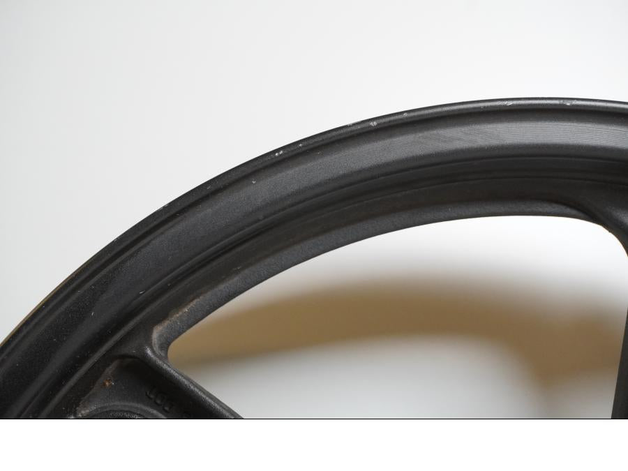 Snett nerifrån på Fälg från en Honda CBR 125 R -2004 motorcykel.