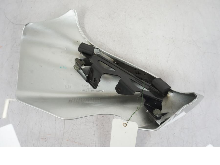 Vänster sida på Strålkastarkåpa från en Kawasaki ER-6N -2007 motorcykel.