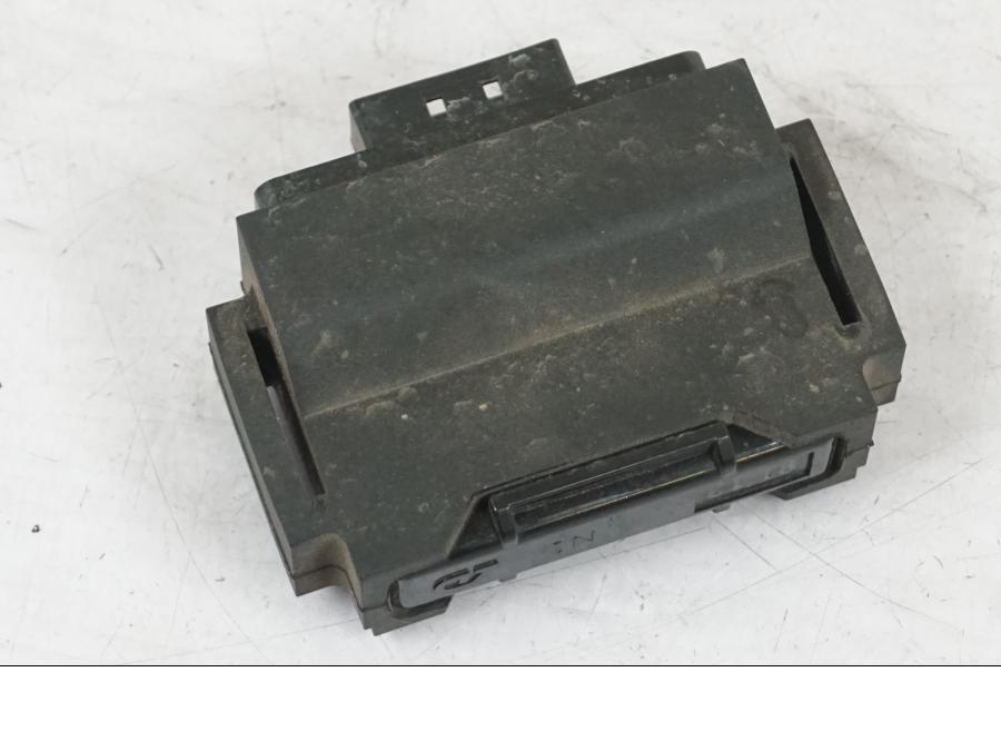 Snett nerifrån på Immobilizer amplifier från en Kawasaki Z 900 -2019 motorcykel.