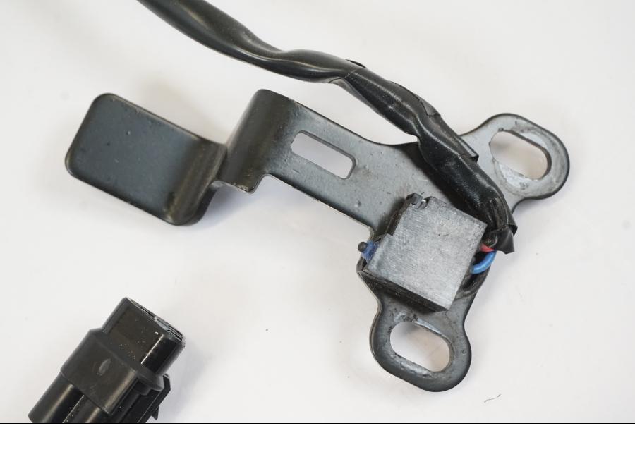 Baksidan på Bromsljuskontakt från en Triumph Trident -2021 motorcykel.