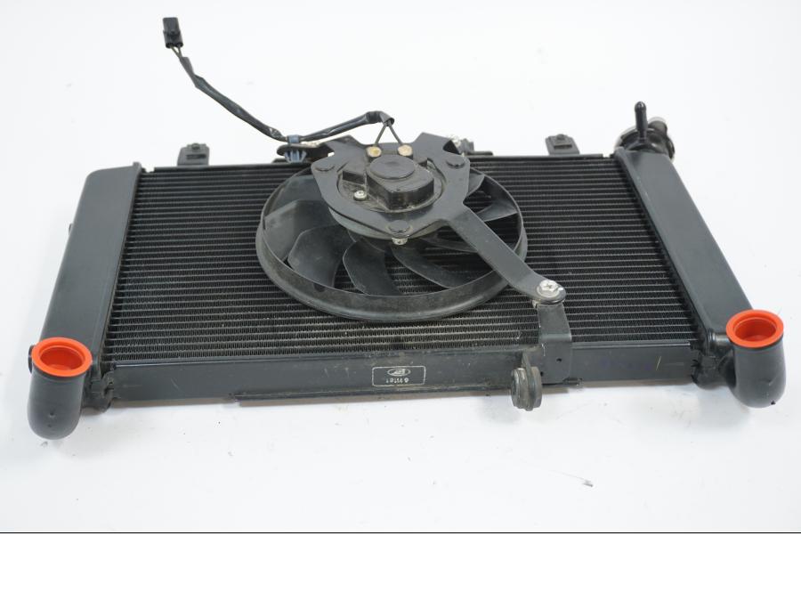 Snett nerifrån på Vattenkyl från en Honda CB 650 R -2019 motorcykel.