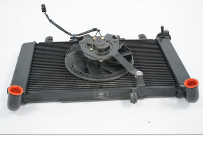 Snett nerifrån på Vattenkyl från en Honda CB 650 R -2019 motorcykel.