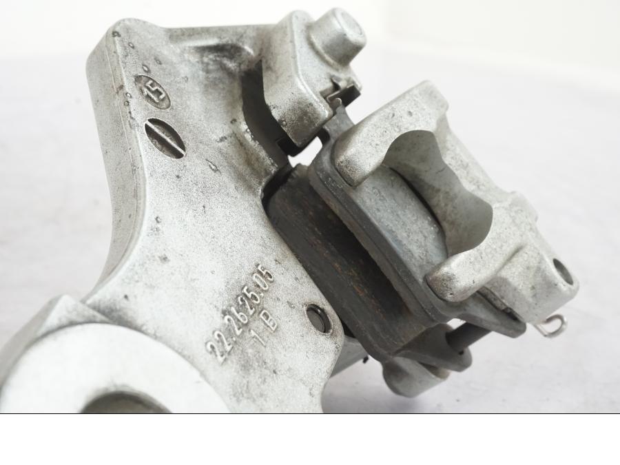 Snett nerifrån på Bromsok från en KTM 690 Duke -2015 motorcykel.