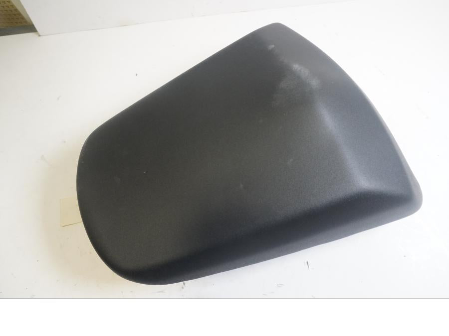 Framsidan på Sadel från en Suzuki GSF 650 -2011 motorcykel.