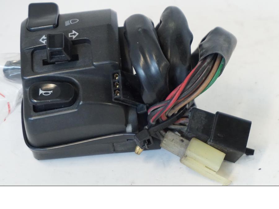 Baksidan på Styrelreglage från en Kawasaki ZR-7 -2001 motorcykel.