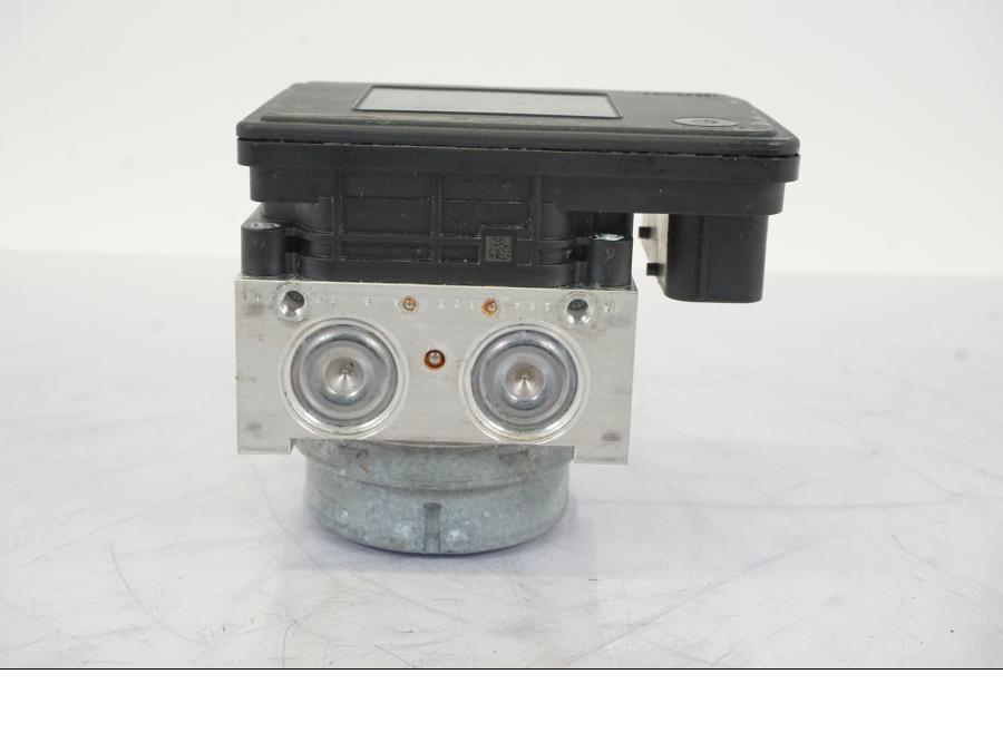 Vänster sida på ABS Modulator från en BMW S 1000 XR -2019 motorcykel.