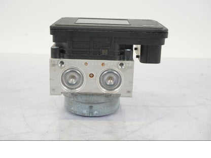 Vänster sida på ABS Modulator från en BMW S 1000 XR -2019 motorcykel.