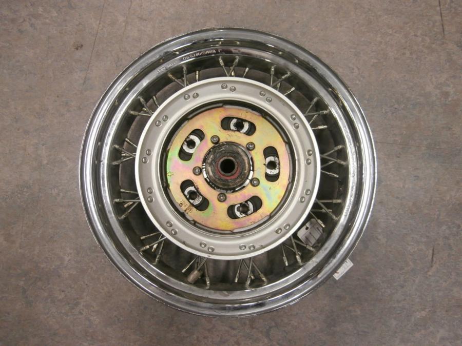 Framsidan på Fälg från en Honda VT 750 -2004 motorcykel.