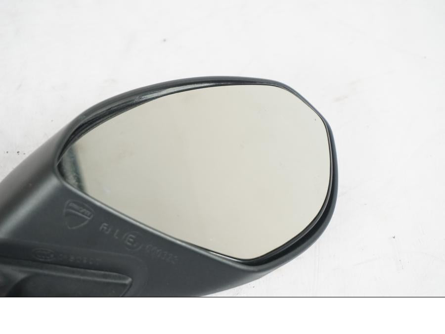 Vänster sida på Backspegel från en Ducati 1199 Panigale -2012 motorcykel.