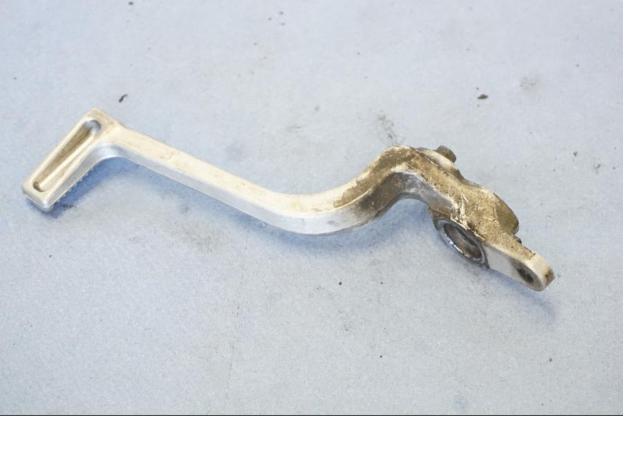 Vänster sida på Bromspedal från en Suzuki GSX 1300 BK -2008 motorcykel.