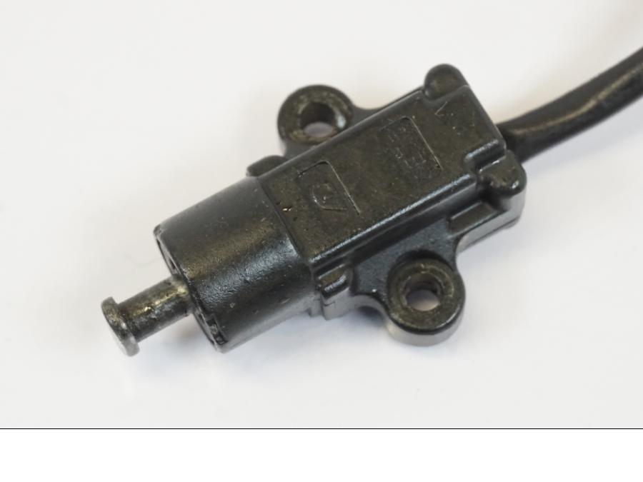 Baksidan på Sidostödsbrytare från en Triumph Trident -2021 motorcykel.